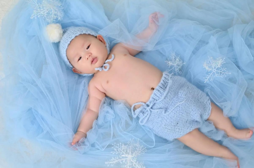 沅江宝宝从床上掉下来